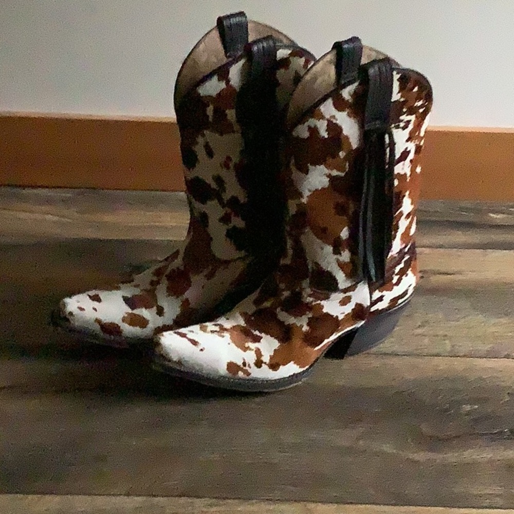 Tony Lama women’s size 7 bootie. In pristine shape, worn only once.